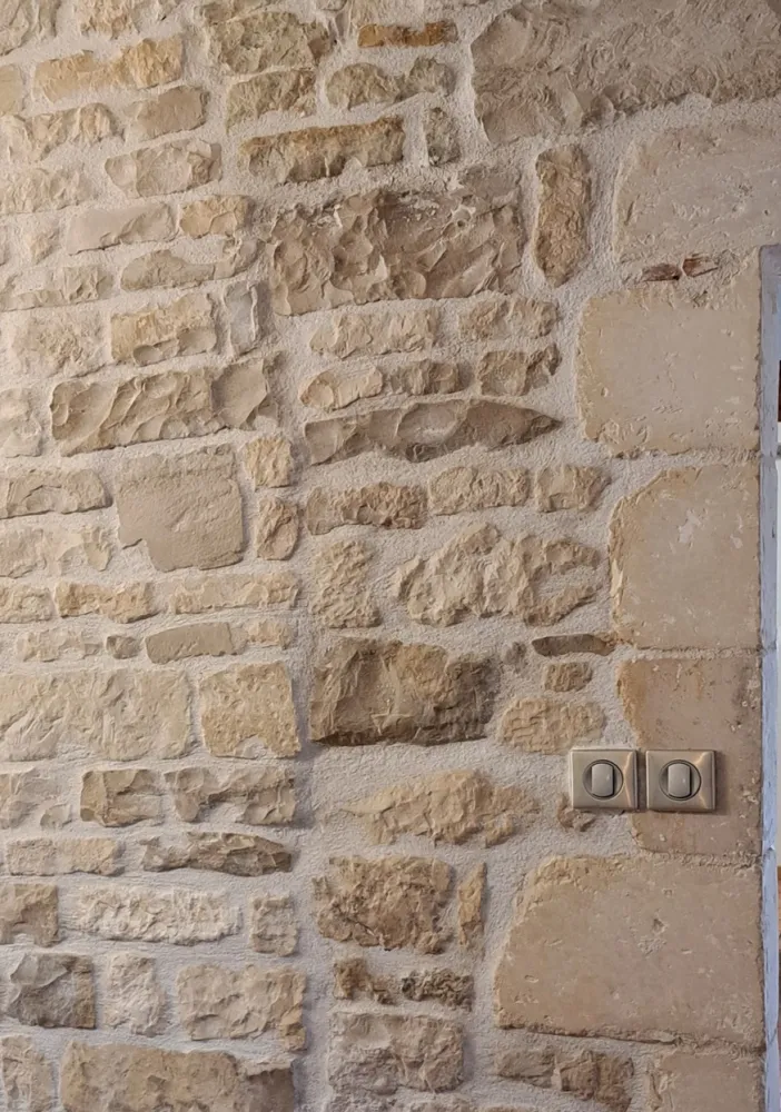 détail mur en moellons