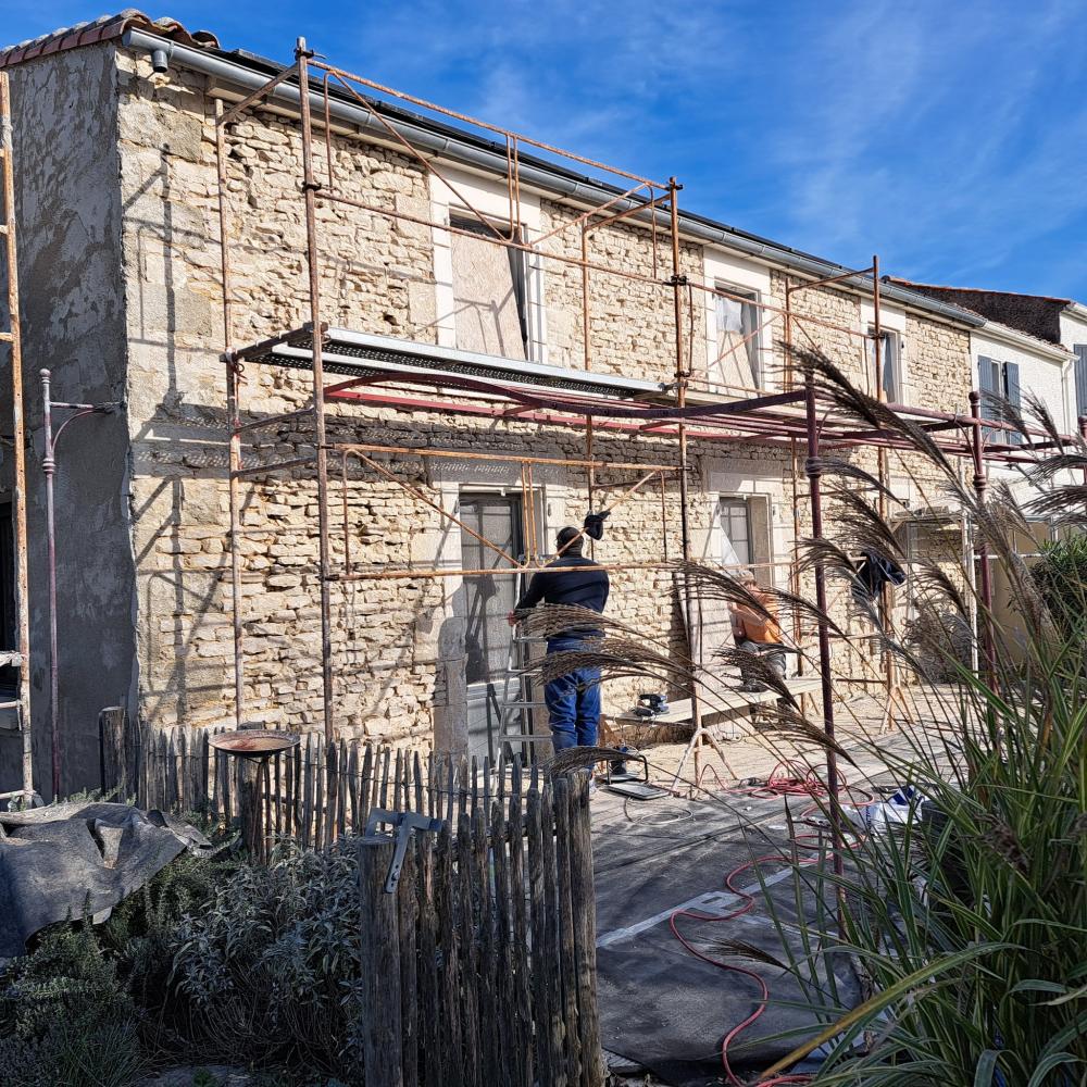 ouvrier-renovant-une-façade