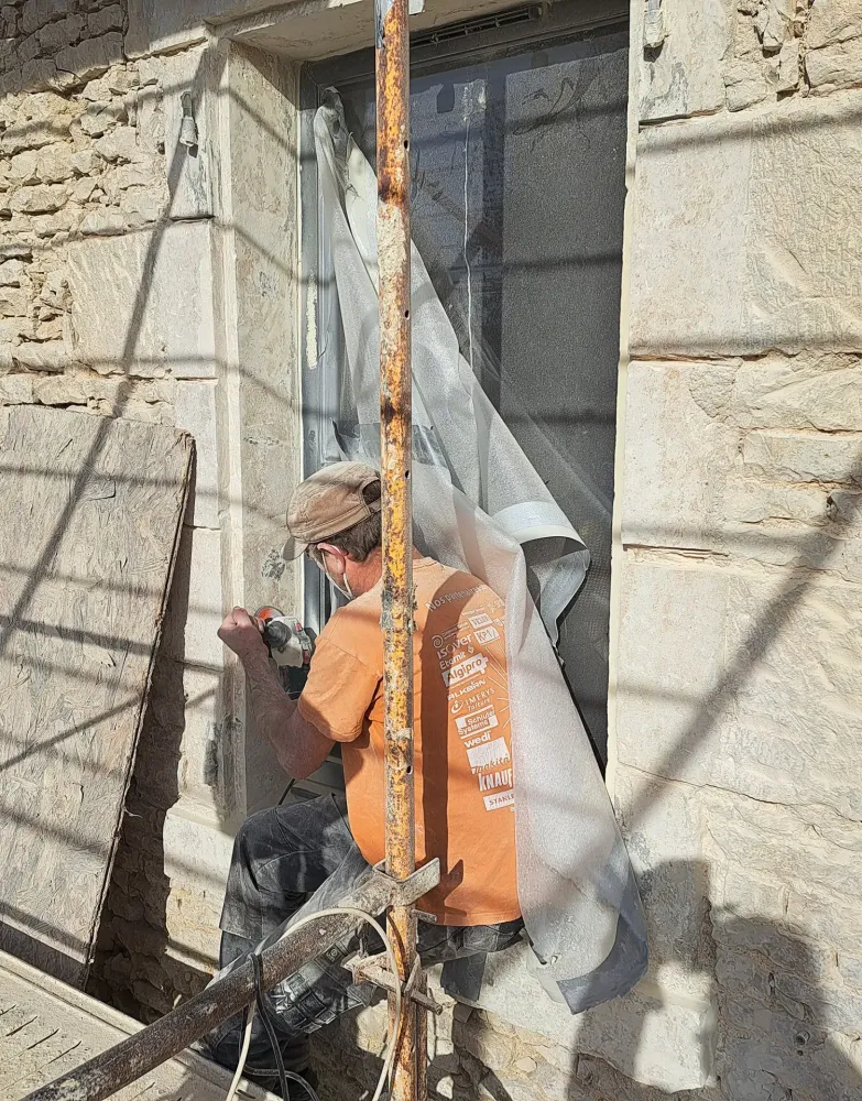 rejointement-de-pierre-ouvrier