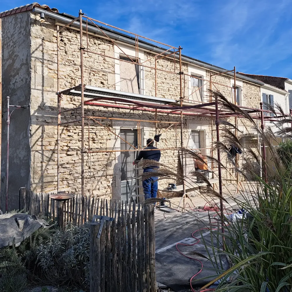 ouvrier-effectuant-le-piquage-d'un-mur
